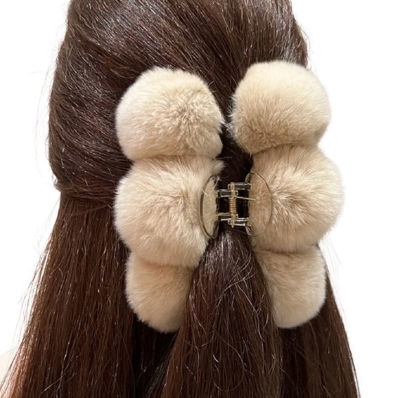 Accessories - 12cm Beige Faux Fur Pom Claw Clip – Plush, Fluffy Hair Accessory for Cozy Winter